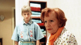 Amélie (Anna Teluren, rechts) glaubt, an Alterssenilität zu leiden: Heute hat sie beinahe die Badewanne überlaufen lassen, was Lisa (Sontje Peplow) in letzter Sekunde verhindert hat.