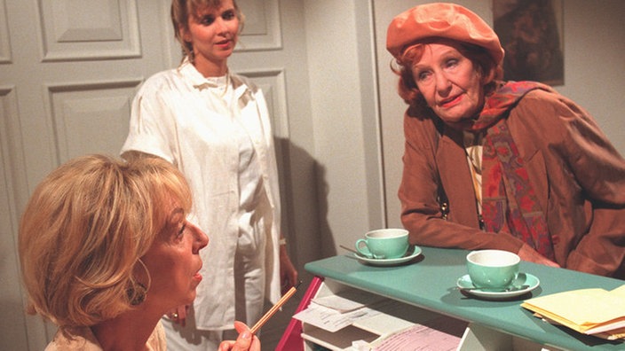 Amélie (Anna Teluren, rechts) stattet Berta (Ute Mora, links) einen Besuch in der Praxis ab.