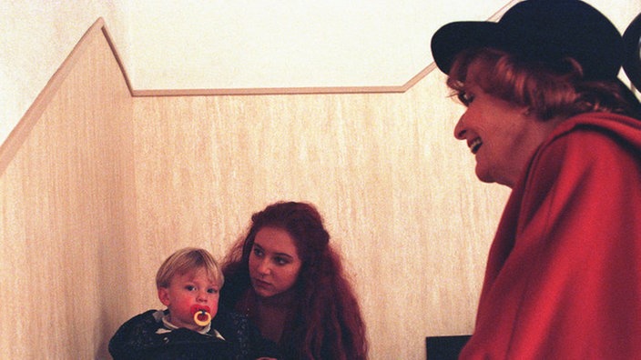 Amélie (Anna Teluren, rechts) trifft die besorgte Iffi (Rebecca Siemoneit-Barum) mit Nico im Treppenhaus an.
