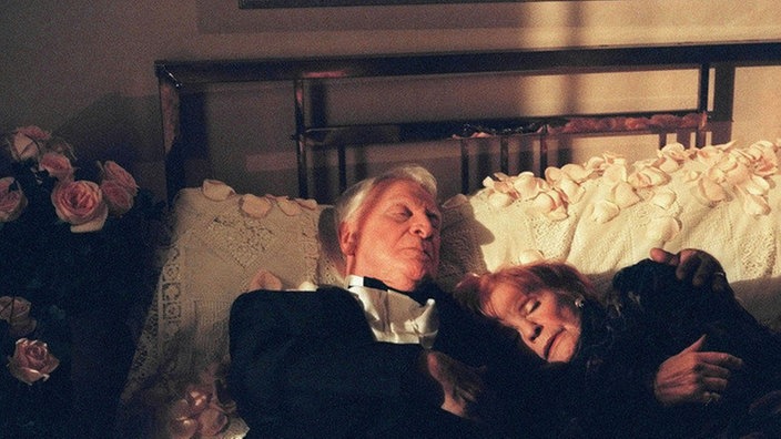 Amélie (Anna Teluren) und Ernst-Hugo (Carlos Werner) scheiden freiwillig aus dem Leben.