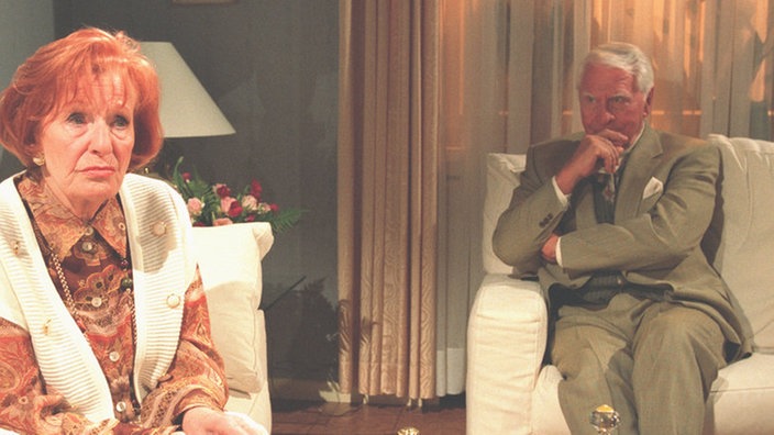 Amélie (Anna Teluren) und Salen-Priesnitz (Carlos Werner) wollen Julia überreden, weiterhin als Tierpflegerin zu arbeiten.