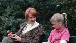 Amélies (Anna Teluren) scharfem Verstand entgeht nicht, dass auf der kleinen Lisa eine schwere Bürde lastet.