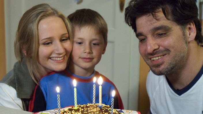 An Pauls Geburtstag will ein Vertreter des Jugendamtes vorbei schauen und klären, ob es der Junge bei Lisa (Sontje Peplow) und Murat (Erkan Gündüz) wirklich gut hat (Mitte: Bastian König).