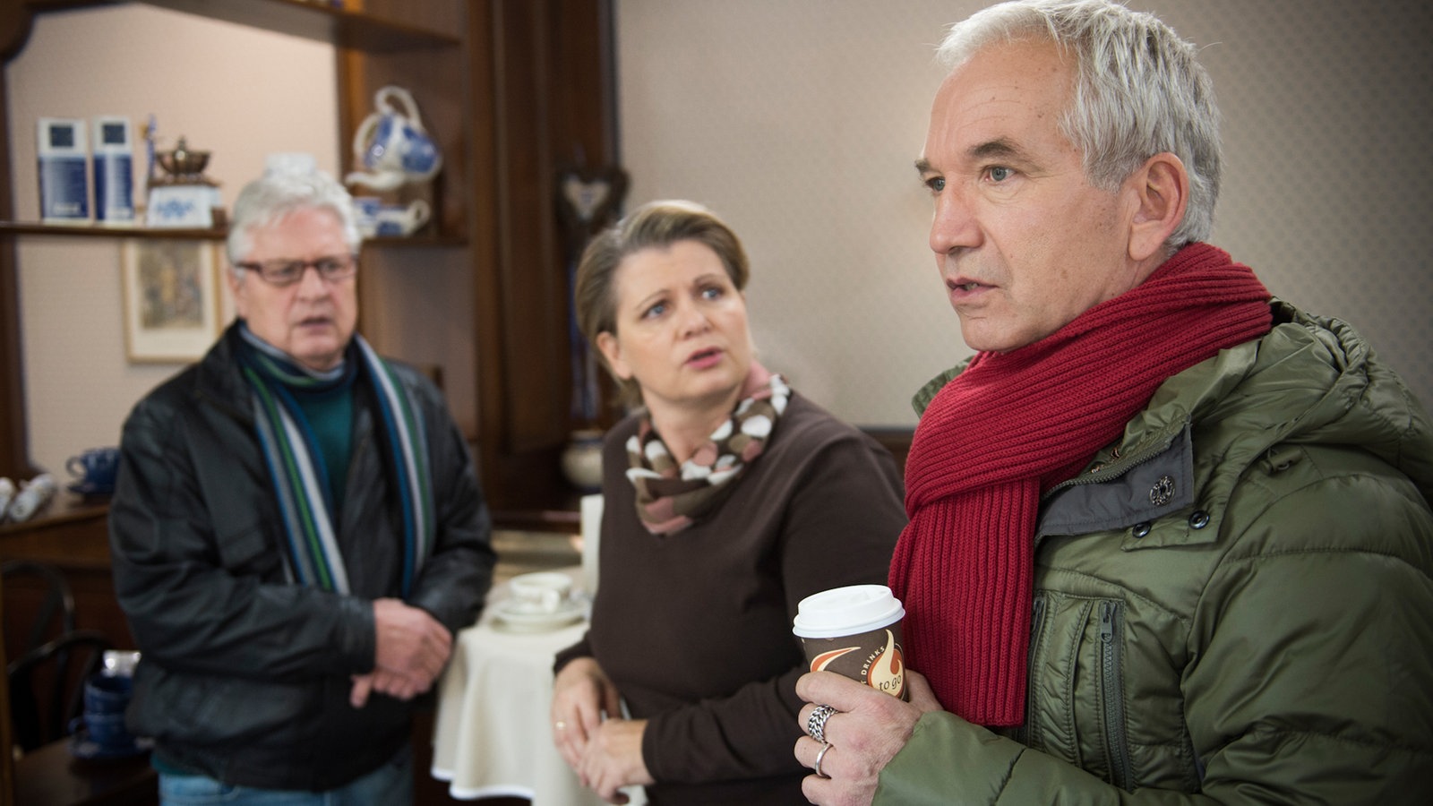 Andi und Gaby schauen Käthe verwundert an