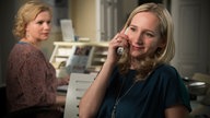 Andrea hört Lisa beim Telefonat zu