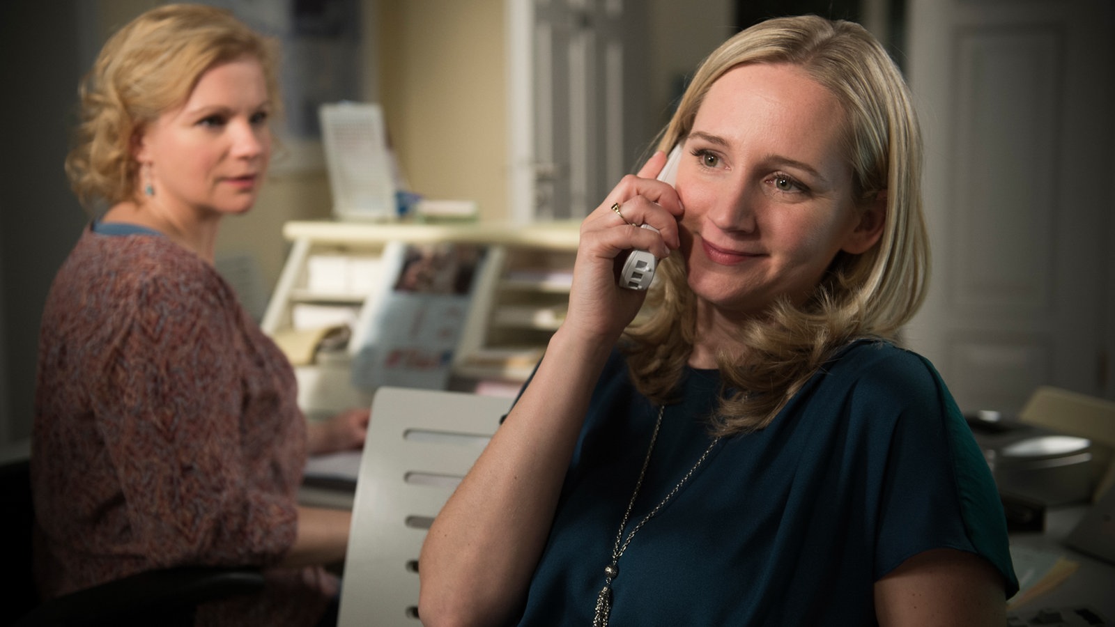Andrea hört Lisa beim Telefonat zu