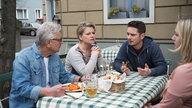 Andy, Gabi, Timo und Lisa sitzen im Akropolis-Biergarten