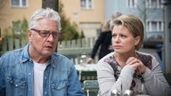 Andy, Gabi, Timo und Lisa sitzen im Akropolis-Biergarten