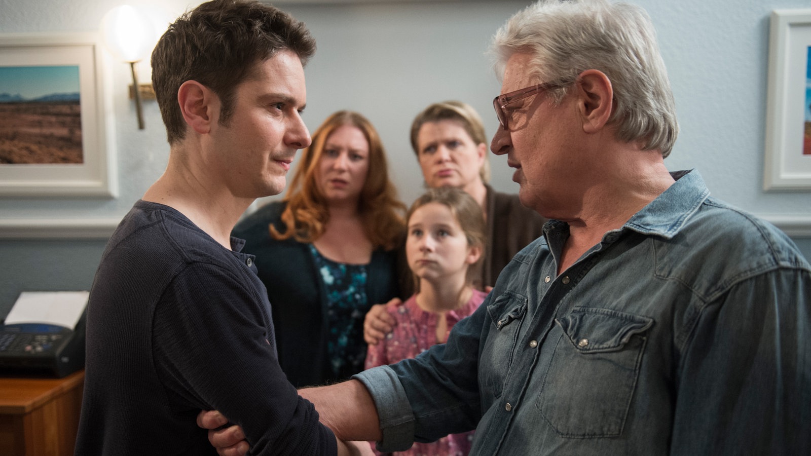 Andy hält Timo vor der Familie stehend auf