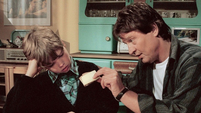 Andy (Jo Bolling) bekniet Max (Moritz Hein) doch etwas zu essen.