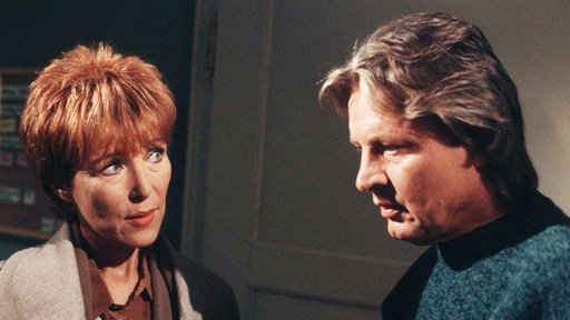 Andy (Jo Bolling) erfährt von Frau Dr. Sperling (Inga Abel), dass Gabi eine Zeit im Krankenhaus bleiben muss.