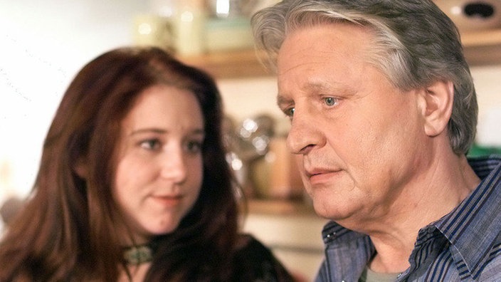 Andy (Jo Bolling) erzählt Iffi (Rebecca Siemoneit-Barum) von seinen Sorgen um Gabi. Noch ist unklar, ob sie jemals wieder hören kann.
