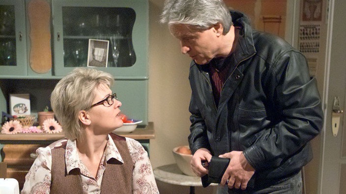 Andy (Jo Bolling) fragt Gabi (Andrea Spatzek), warum sie ein so schönes Abendkleid mit zur Fortbildung nimmt.