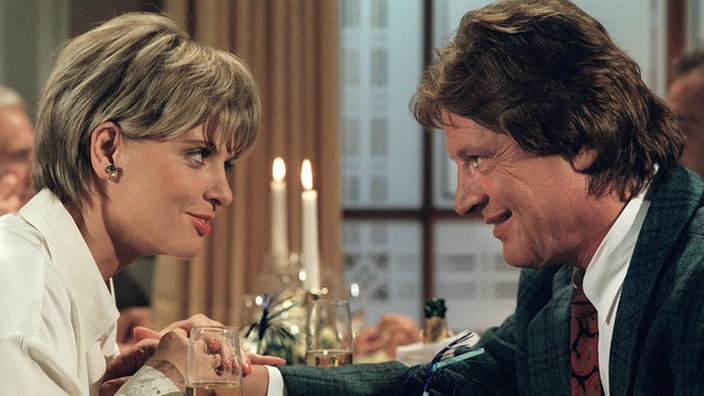 Andy (Jo Bolling) hat Gabi (Andrea Spatzek) zu einem Festessen ins "Casarotti" eingeladen und hofft, damit wieder Schwung ins angeknackste Eheleben zu bringen.