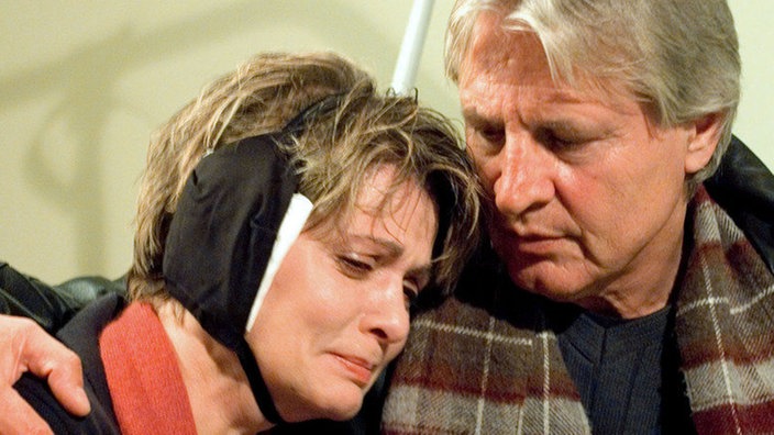 Andy (Jo Bolling) holt Gabi (Andrea Spatzek) aus der Klinik ab. Gabi zweifelt sehr am Erfolg der Operation.