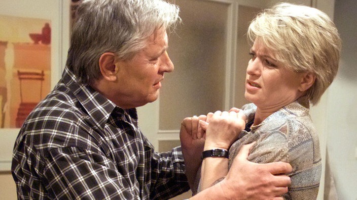 Andy (Jo Bolling) ist in Rage: Soeben hat ihm Gabi (Andrea Spatzek) gestanden, dass sie einen anderen liebt.