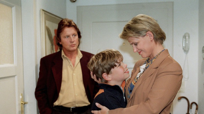 Andy (Jo Bolling, li) kann nicht verhindern, dass sich Max (Moritz Hein) und Gabi (Andrea Spatzek) zu Rosis Geburtstagsfeier wiedersehen.