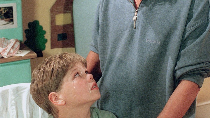 Andy (Jo Bolling, re) versteht nicht, warum ihn Max (Moritz Hein) mit Vorwürfen überschüttet.