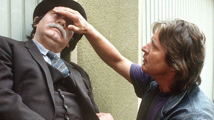 Andy (Jo Bolling, rechts) entdeckt den toten Jaruslav (Ryszard Wojtyllo) im Hinterhof.