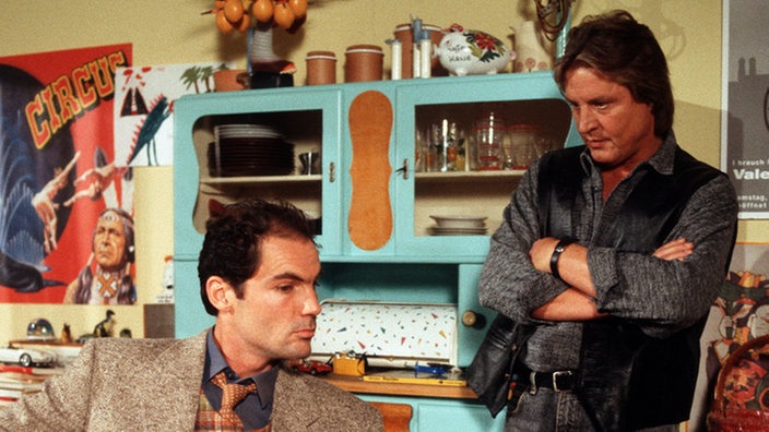 Andy (Jo Bolling, rechts) will nicht, dass Phil (Marcus Off) sich in das Leben der Zenker-Familie mischt.