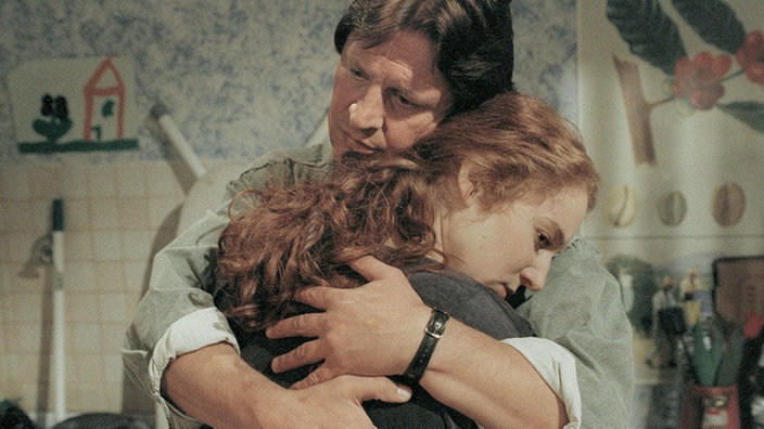 Andy (Jo Bolling) tröstet Iffi (Rebecca Siemoneit-Barum), die nach allen Regeln der Kunst durchs Abitur gerasselt ist.