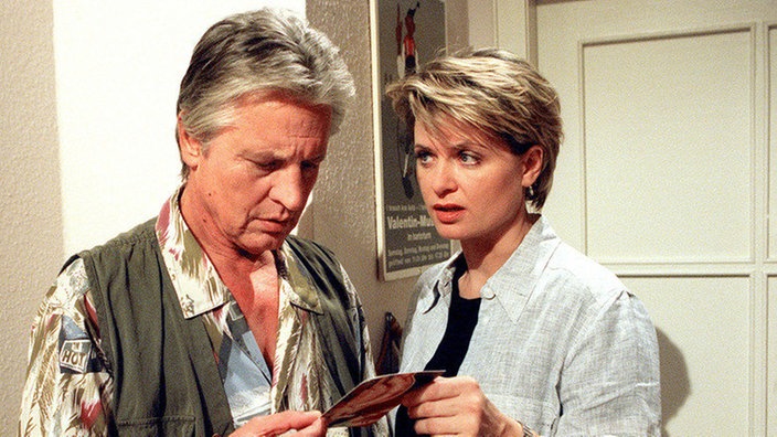 Andy (Jo Bolling) und Gabi (Andrea Spatzek) sind unsicher: Sollen sie Valerie wirklich Zorros Abschiedskarte geben?