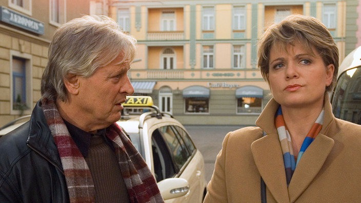 Andy (Jo Bolling) versucht mit allen Mitteln, Gabi (Andrea Spatzek) von einer Operation am Ohr zu überzeugen.