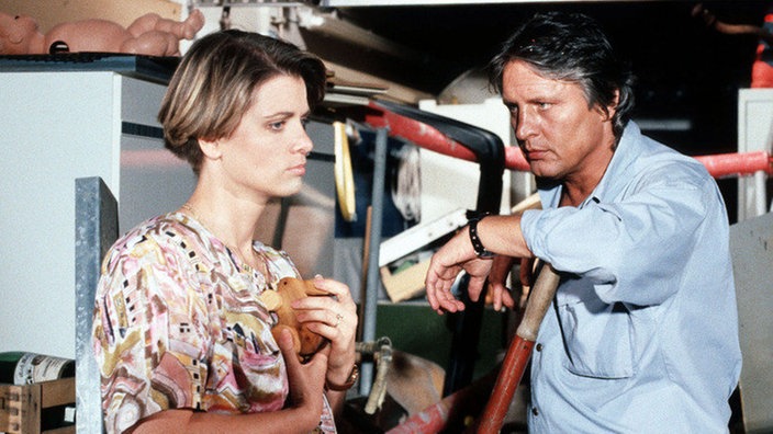 Andy (Jo Bolling) will Gabis (Andrea Spatzek) Garage mieten.