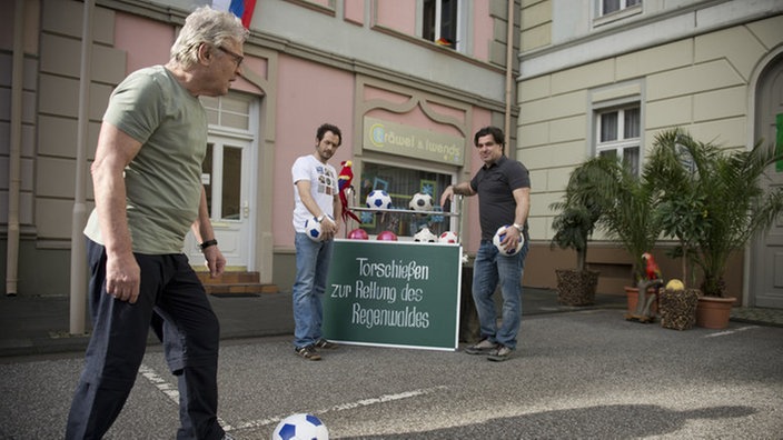 Andy schießt einen Ball