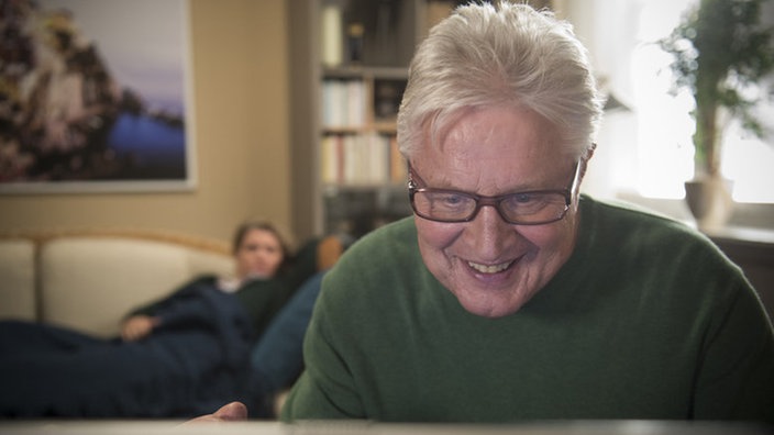 Andy sitzt am Computer und freut sich