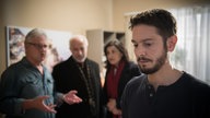 Andy, Suna und der Imam reden auf Timo ein