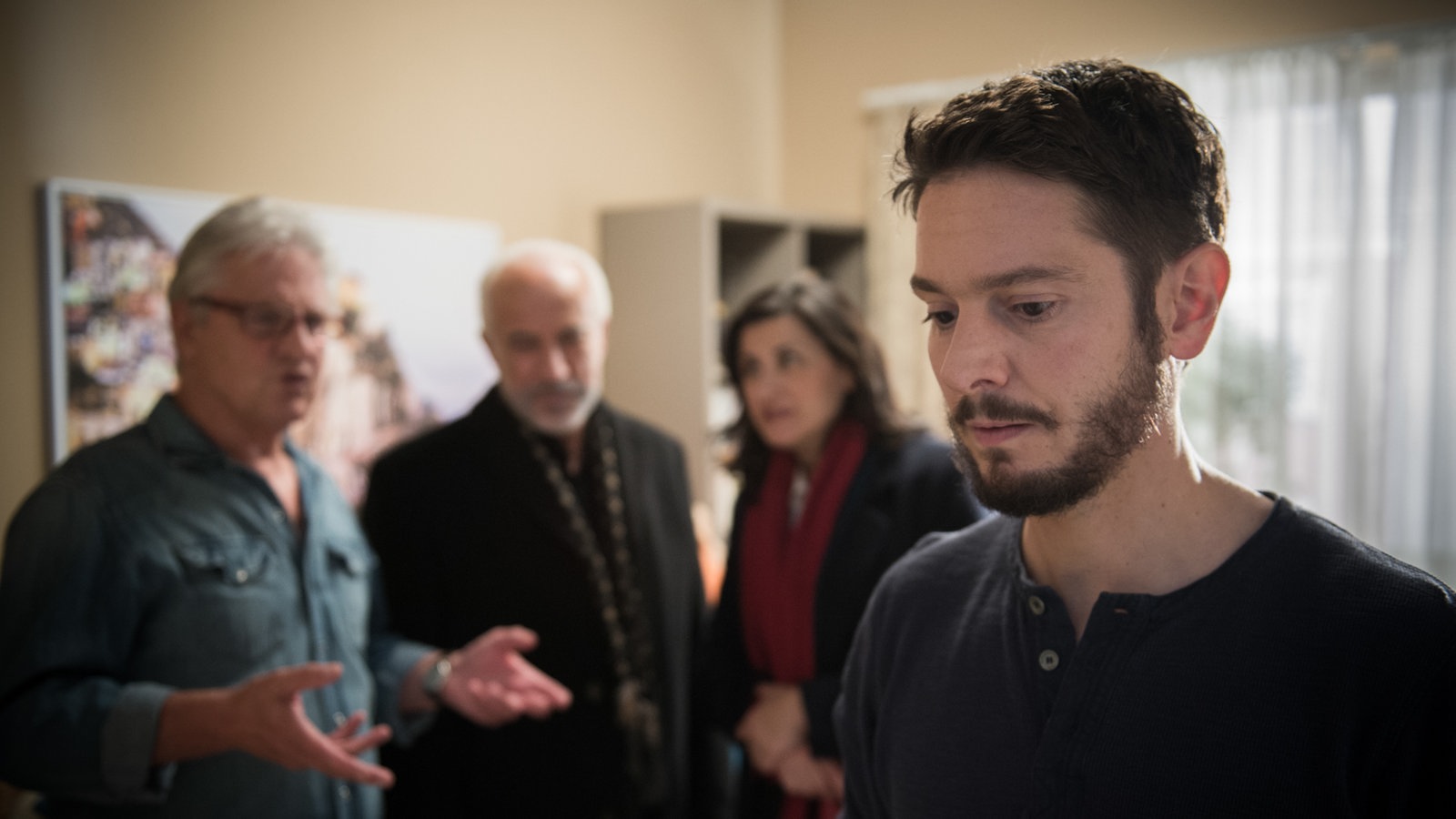 Andy, Suna und der Imam reden auf Timo ein