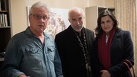 Andy, Suna und der Imam reden auf Timo ein