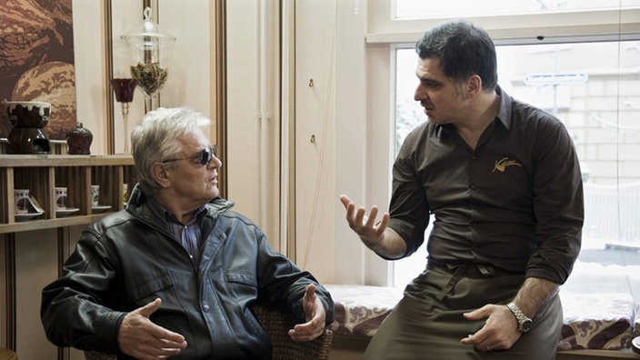 Andy und Murat im Pralinenladen