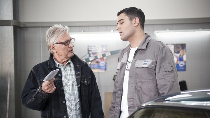 Andy und Orkan stehen in der Werkstatt