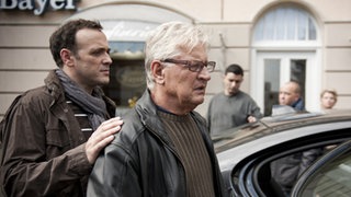 Andy wird im Beisein von Orkan und Gabi vor dem "Café Bayer" verhaftet