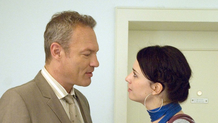 Angelina (Daniela Bette) geht in die Offensive und lässt sich von Christian (Klaus Nierhoff) als Begleitung in ein Musical einladen.