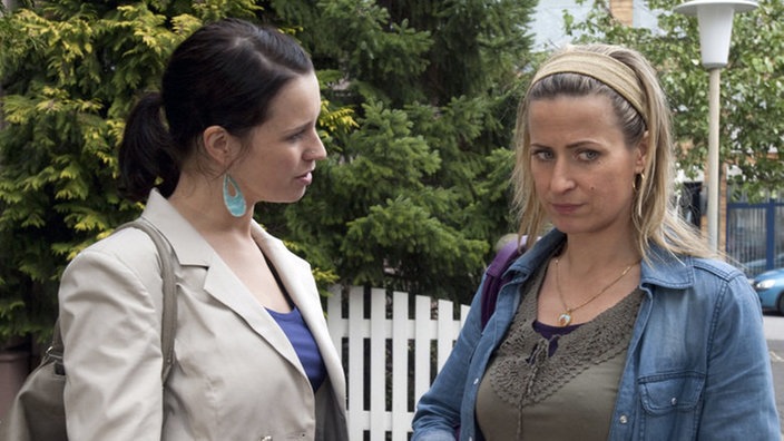 Angelina (Daniela Bette, links) bedankt sich bei Sandra (Jennifer Steffens) für deren Hilfe zur Selbsthilfe – und ahnt nicht, dass auch Sandra ein aktuelles Problem hat: die Sucht.