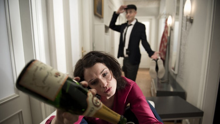 Angelina gießt Sekt ein