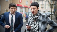 Angelina steht mit Vlad vor Dresslers Villa