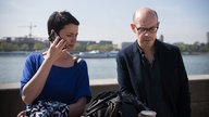 Angelina telefoniert mit Philipp neben sich