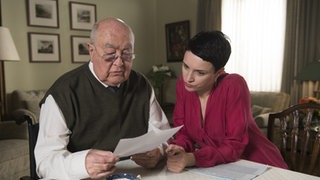 Angelina und Dr. Dressler lesen einen Brief