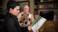 Angelina und Dr. Dressler schauen sich eine Mappe an