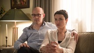 Angelina und Philipp hören gespannt zu