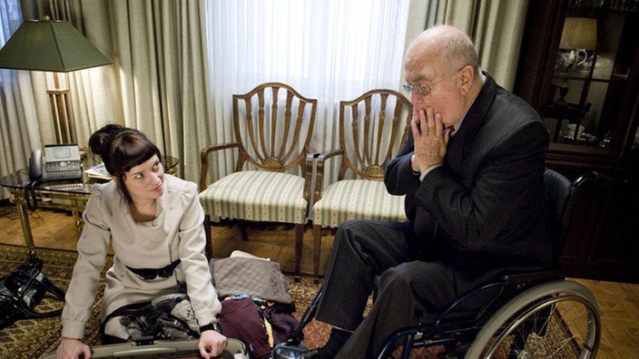 Angelina zeigt Dressler einen Koffer voll Geld.