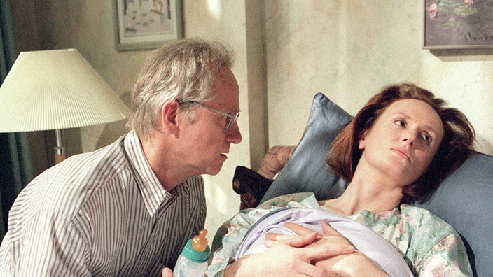 Anna ( Irene Fischer) leidet unter Depressionen. Selbst Hans (Joachim Hermann Luger) kann ihre Stimmung nicht aufheitern.
