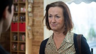 Anna guckt abschätzig