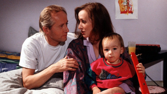 Anna, Hans und Tom sitzen im Bett
