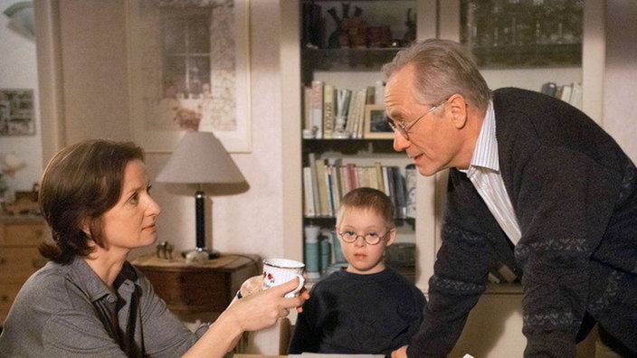 Anna (Irene Fischer) hat keine Kraft, sich gegen ihre Kündigung zu wehren. Anders Hans (Joachim Hermann Luger): Er will mit allen Mitteln für seine Frau kämpfen (Mitte: Jan Grünig).