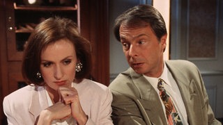 Anna (Irene Fischer) ist entsetzt, dass Hans seinen Chef Dabelstein (Thomas Frey) eingeladen hat.